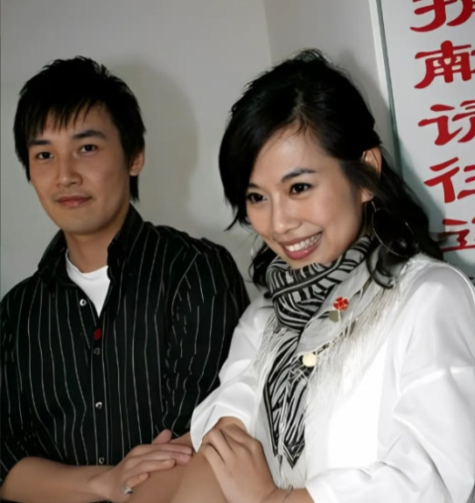2007年，张铎第一次带比自己大8岁的陈松伶回家见父母，他提前叮嘱妈妈:“松伶不