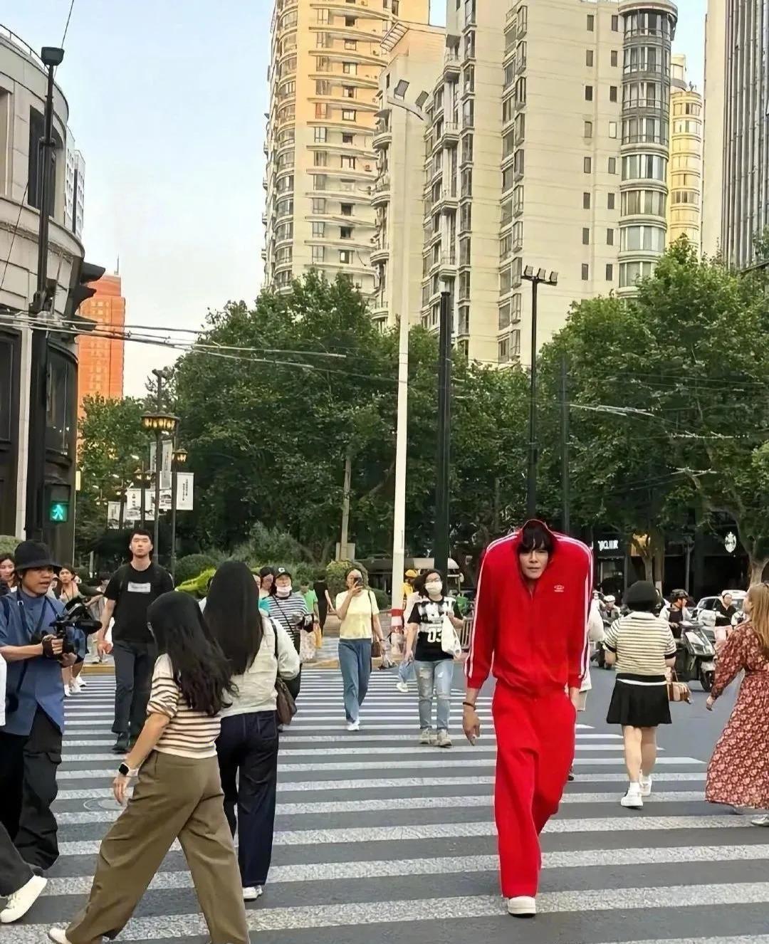 向佐的艺术作品又刷屏了说真的，没几个人能看明白这抽象艺术最大的影响不是评价