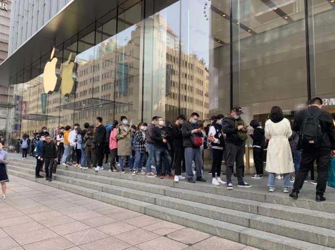 外媒突然发现，中国游客不爱出国、不爱买进口了，这是为什么？刚开年，外媒就终于认清