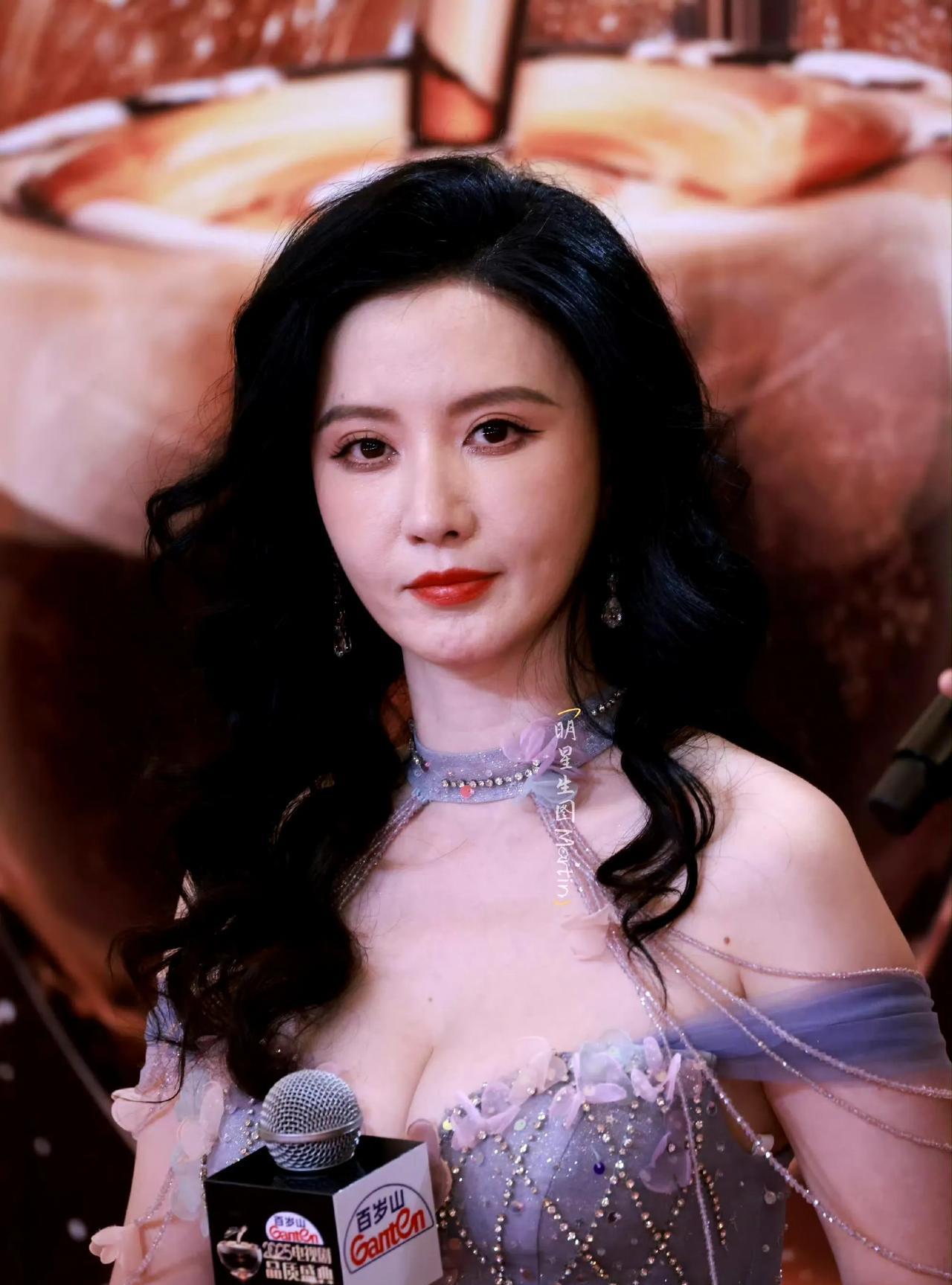 张萌杀疯了！一袭淡紫繁花裙，身材凹凸逆天，卷发配红唇，随手一摆pose，性感直接