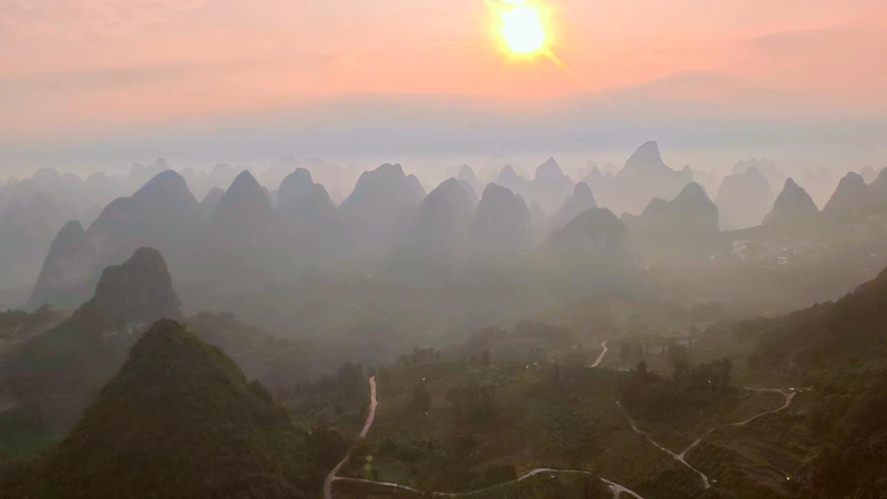 大美阳朔.馒头寨视角下的漓江千里江山晨曦。（手机摄影）