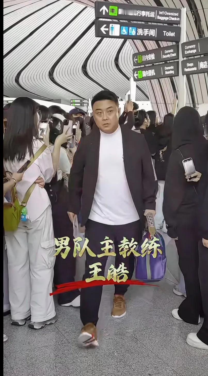 全世界最金牌的乒乓球教练都在这儿了，谁年轻还不是帅哥，为了国乒事业都熬成老腊肉了