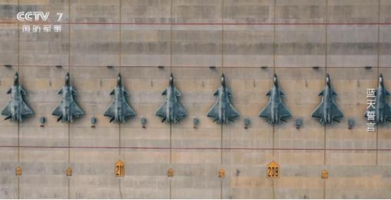 8架歼20一字排开，总产量超过400架，美国空军都比不过中国空军成立76周年