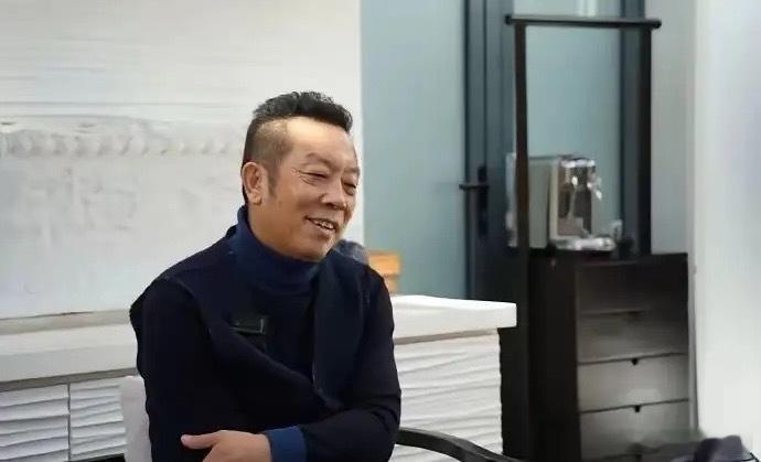 西贝的贾国龙首次在官媒上回应，说认识到自己的几大错：1.不应该硬刚2.开放厨房3