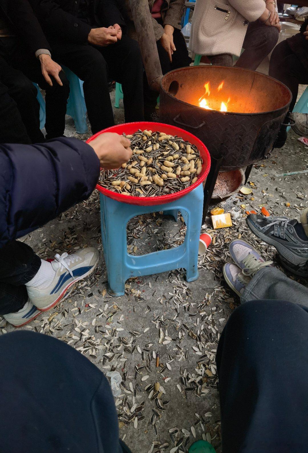 晚上去邻居家吃酒，他女儿要出嫁，我已经很久没吃酒了，顺便看看新郎啥样[大笑]