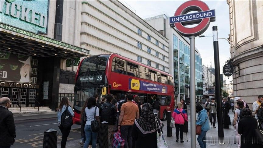 英国公共交通现在也太不安全了！官方数据显示，2024-25年就录了超3200起种