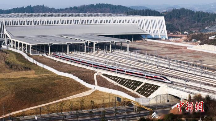 中新网宜昌12月26日电(记者郭晓莹董晓斌)沪渝蓉沿江高速铁路武汉至宜昌段