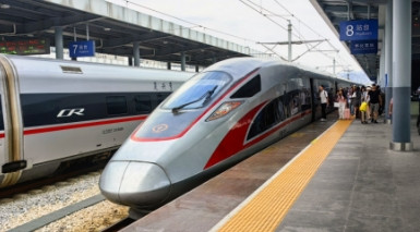 中国铁路不缺客源但是亏损，是什么原因？其实说白了，中国的铁路是来便利大众的，而不