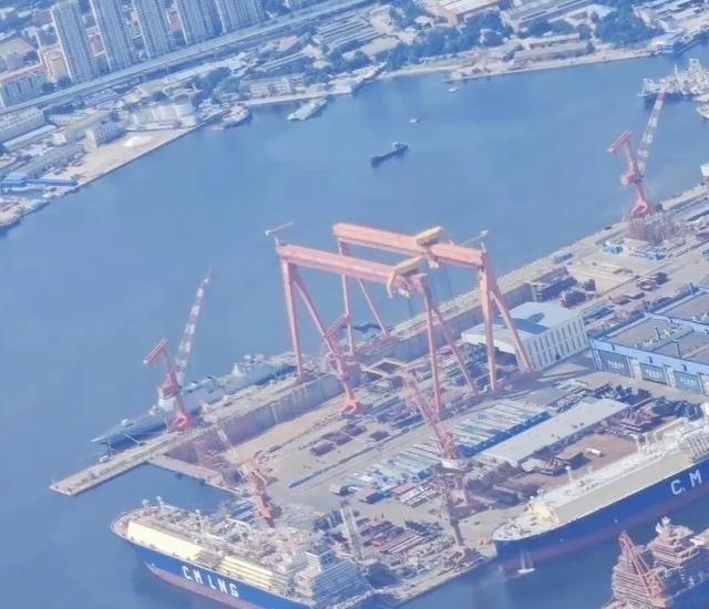中国在等004、005航母，美国在等什么？当中国南北两大造船厂正热火朝天地拼装0