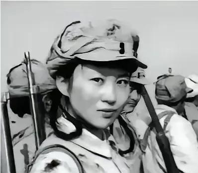 1938年，2名日军闯入王金英icon家中，看着漂亮的王金英就往她身上扑，不料王