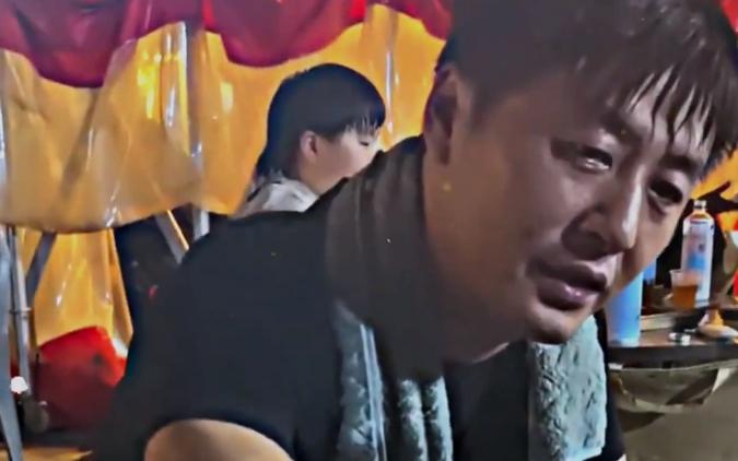 河南平顶山一家烧烤摊最近因为一个“小巧合”被网友注意到了。视频里的老板，不仅名