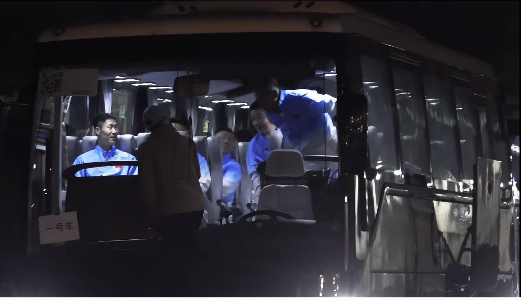 凌晨四点马龙送国乒出征名古屋亚运会！世间万般是是非非，终究抵不过家国大义；