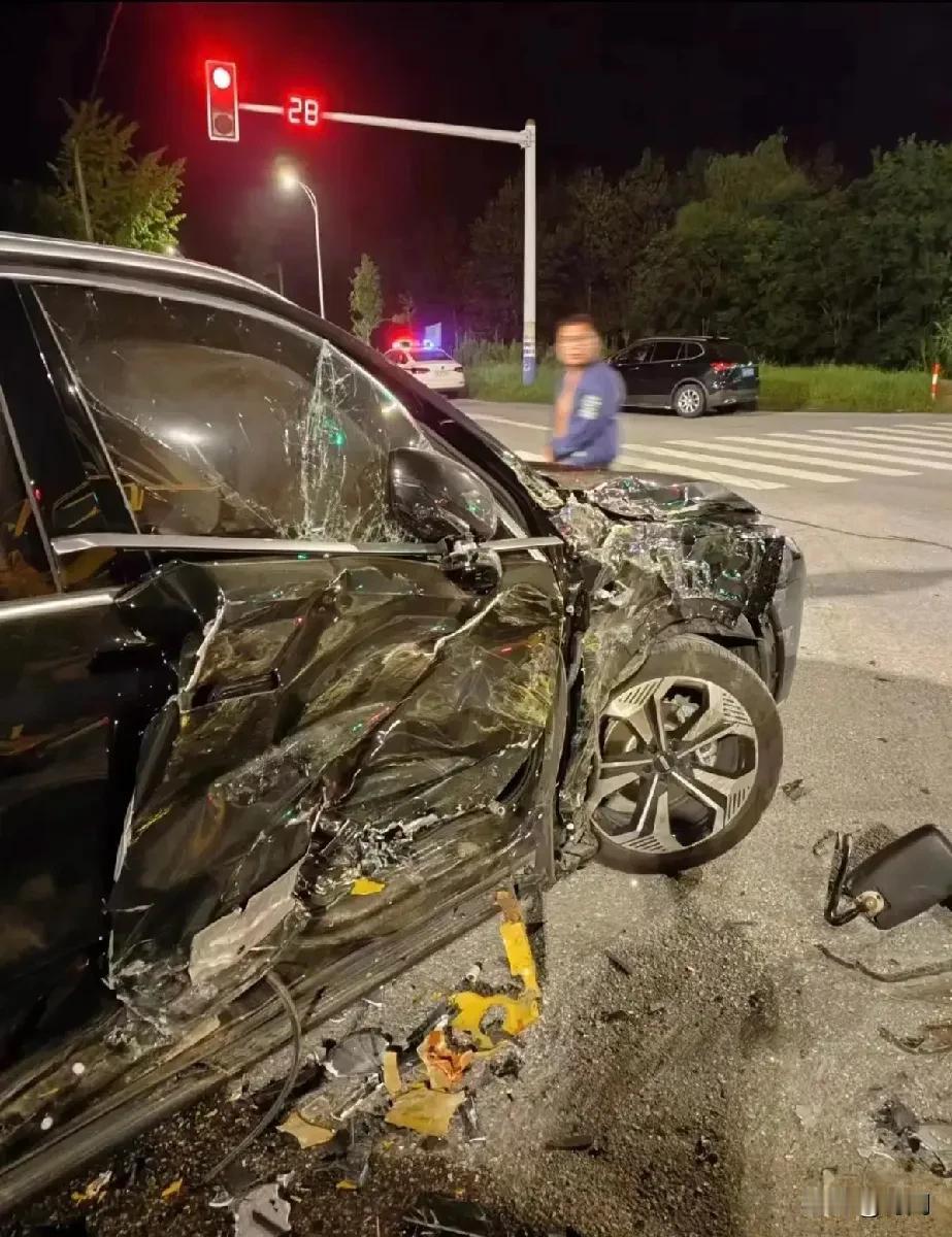 疑似刹车失灵，重型吊车快速撞击等待红灯的车队，致10多人受伤有人重伤。事发11月