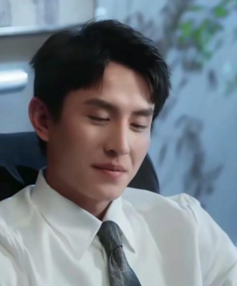 刘萧旭最近真是火爆了，出演的新短剧《盛夏芬德拉》上线即爆，演技爆棚！他直播时吐