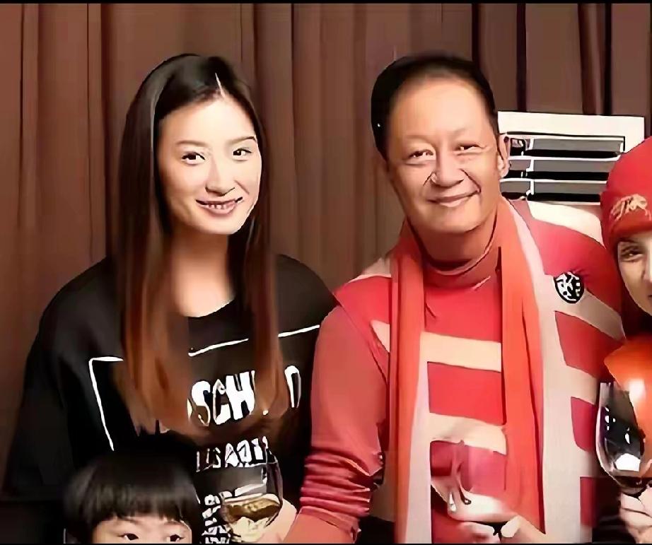 被骂倒贴王志文？51岁陈坚红霸气回怼：我身家过亿，宠老公天经地义当年