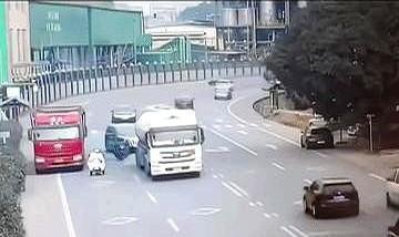 上坡路，那辆满载渣土的车，发动机轰得像头野兽，整个车身都在哆嗦，但速度慢得像个老