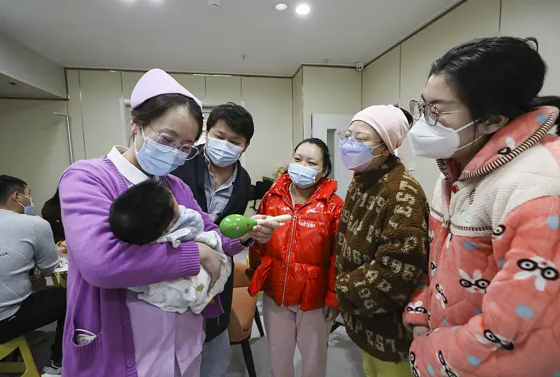 河南这位60岁产妇生女的新闻，看完心里真的五味杂陈。两年前58岁的她刚在同一家医院生下失独后的儿子果