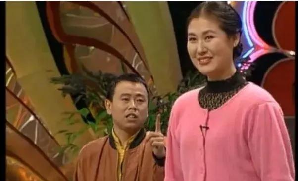 1992年春晚，在表演完《我想有个家》后，下了舞台的黄晓娟冷不丁对赵本山说了句：