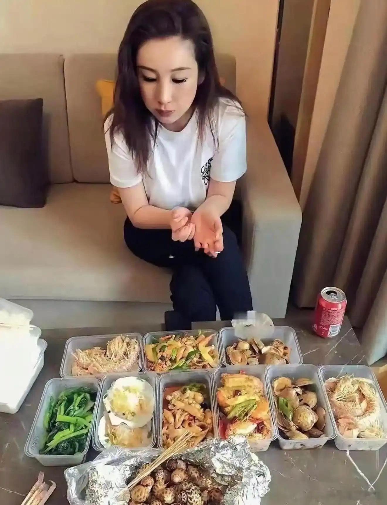 感觉这一顿外卖没有小三百块钱下不来吧？