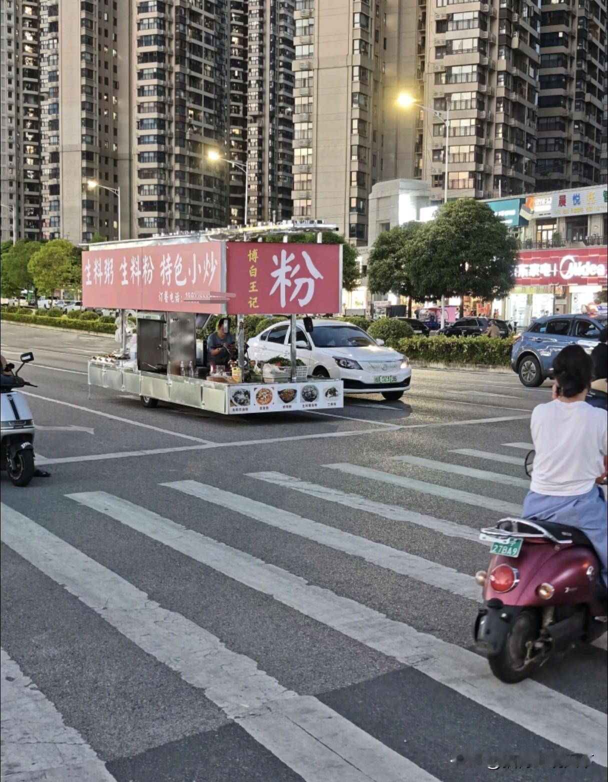 广西南宁，傍晚出摊前很潇洒，很拉风，甚至在网上还过了一把，晚上阿瑟直接直接来了，
