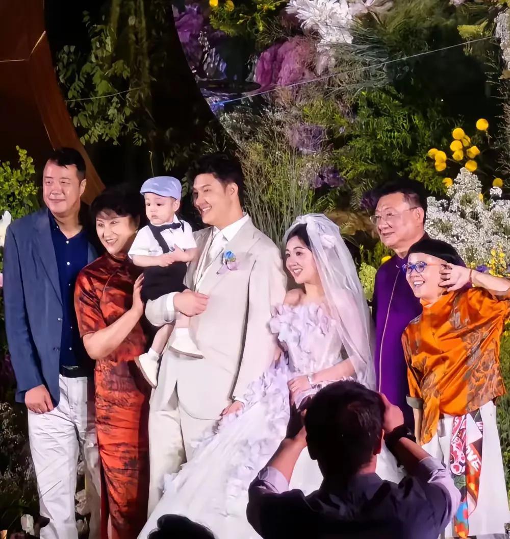 孩子都满地跑了，又补办了婚礼。刚看到王宁女儿举办婚礼的视频，以为是好几年前录