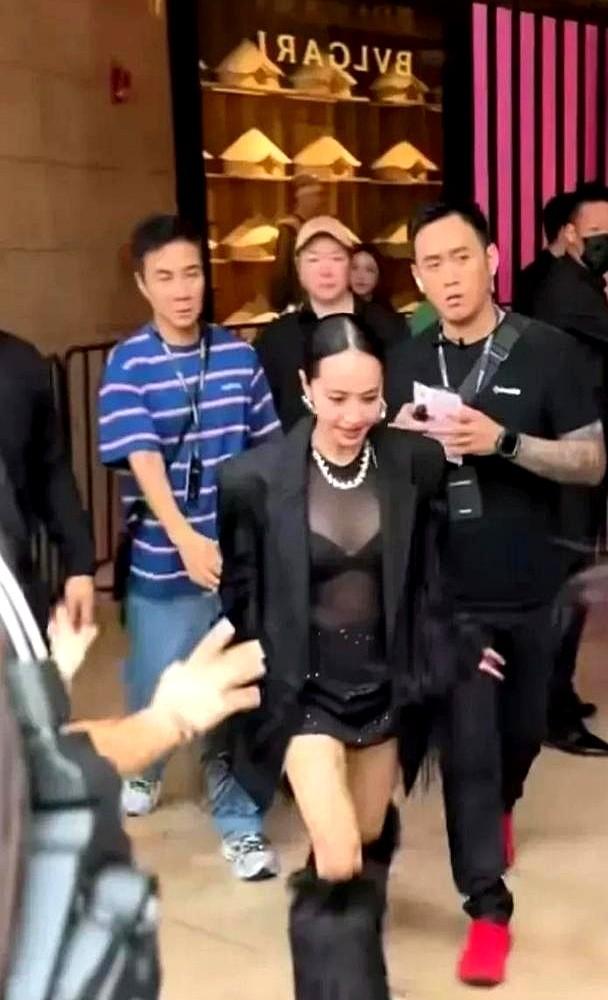 46岁的蔡依林，凭什么又一次“炸”场？一张演唱会黑纱透视照，大家看的不是尺度