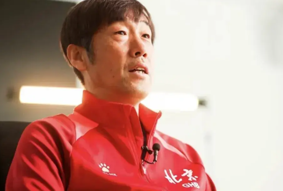 国足选帅是真的难今年秋天，足协亮出七条要求：不超六十岁，要有洲际赛经历，还得