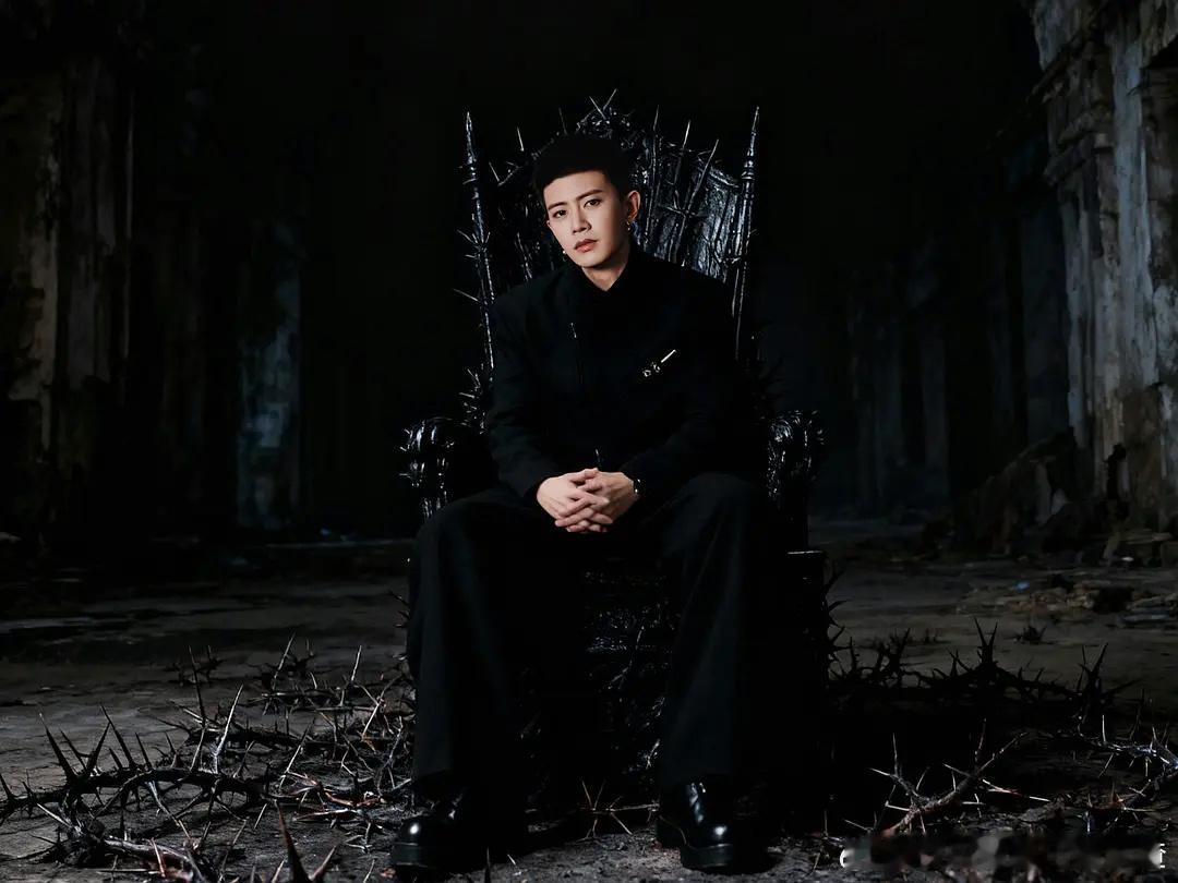 任嘉伦工作室AI出图手都P错位了