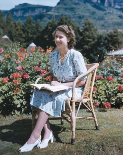 王室光环之下的残酷真相，为了维系奢靡生活，牺牲亲情。伊丽莎白二世不是一个合格的