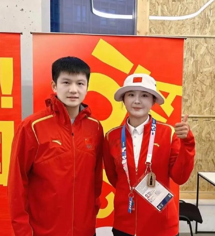 左边的帅哥是樊振东，一眼就能认出。右边戴帽子的这位女士是谁，她笑容甜美，看起来气
