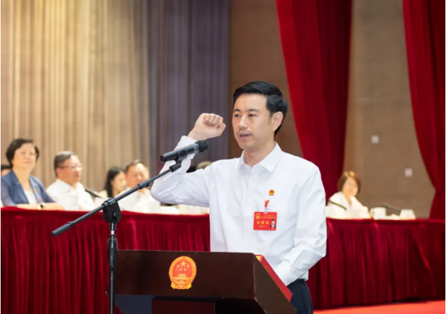 杨元飞当选上海市金山区区长