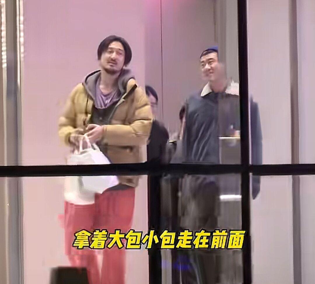 王传君夫妇和大佬王京花聚餐！有人说，王传君是过得越来越邋遢了，作为一个明星一