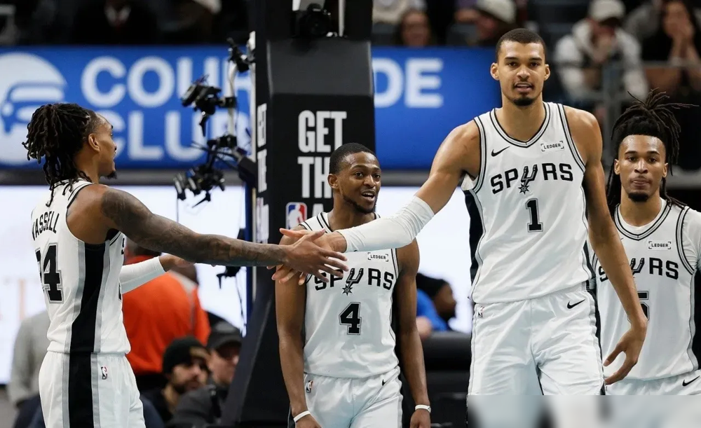 全网吹马刺进西决，我告诉你，这泡沫一捅就破。他们离崩盘，就差文班亚马一...