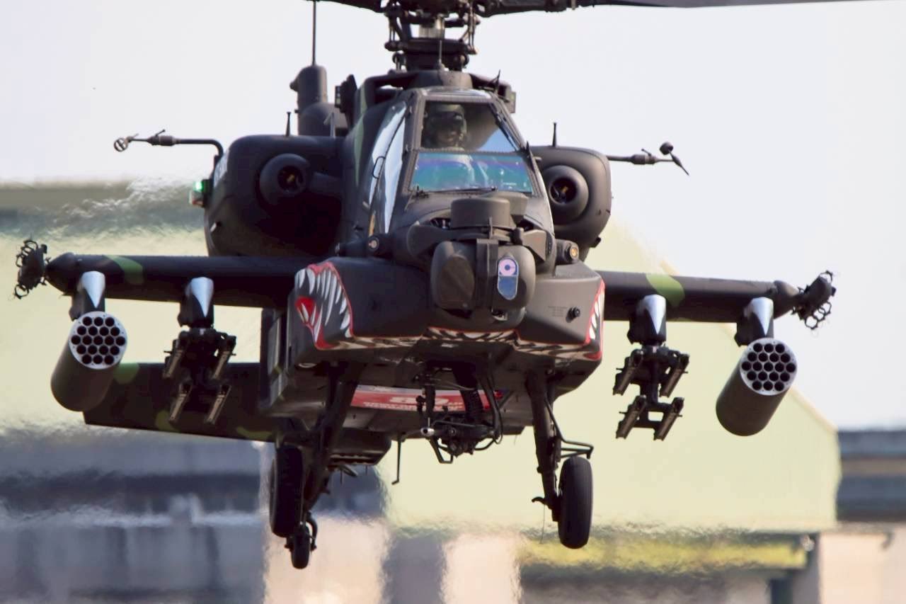 飞扬军事台匪軍阿帕契武装直升机最新鲨鱼嘴涂装，纪念陆軍司令部成立80周年。19