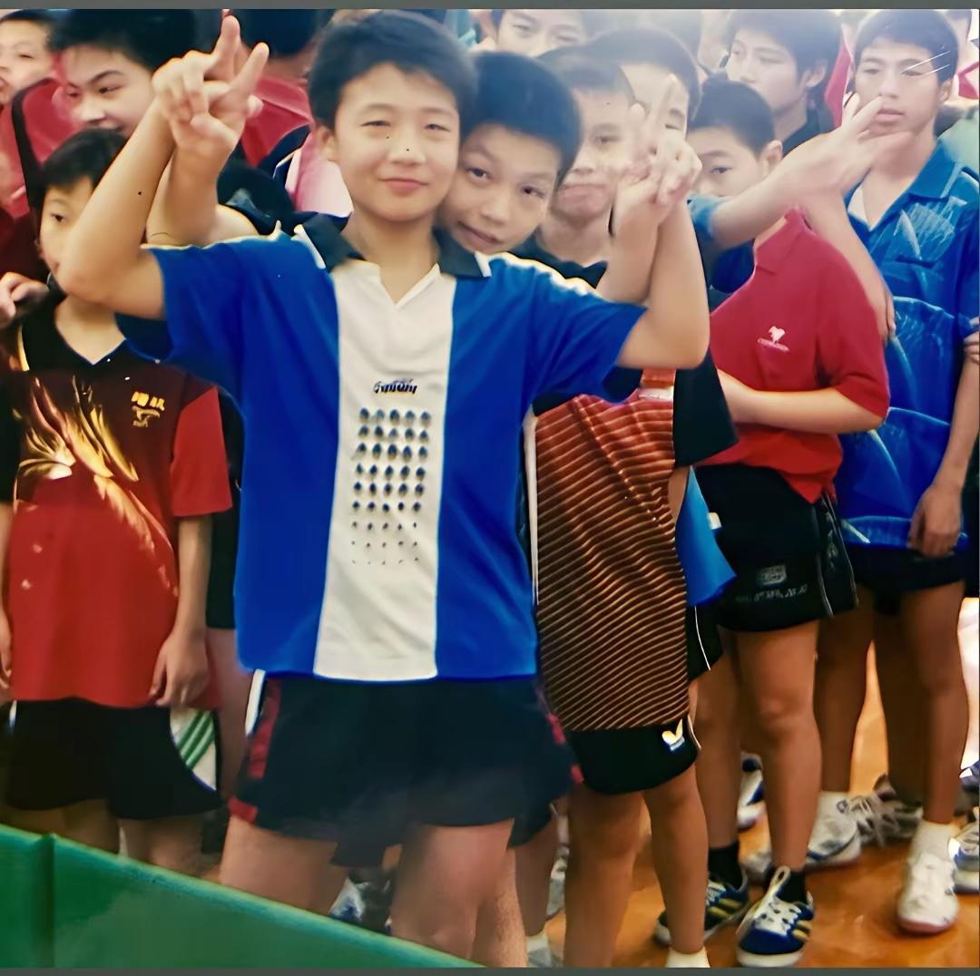 还是第一次见樊振东小时候的这三张照片，小胖看上去好乖，把头靠在队友身上拍照；周启