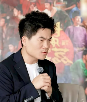 大鹏：“孙阳这么大的帅哥，其实是演一个反派。”董宇辉：“只有帅哥演反派，才是最安