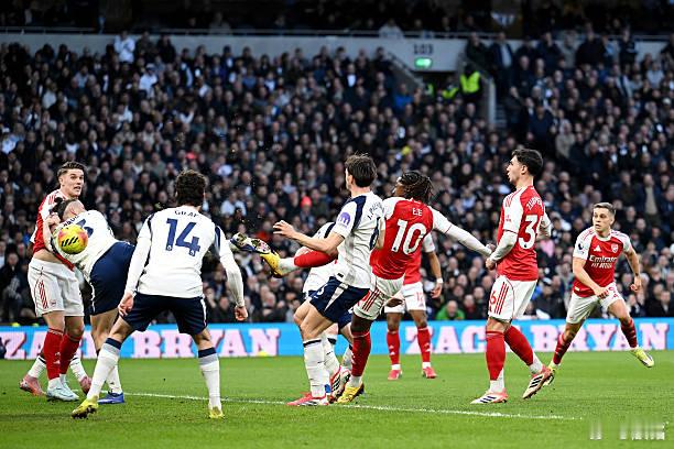 热刺vs阿森纳有些球员就是为北伦敦德比而生的。这是艾泽的第4个北伦敦德比进球了