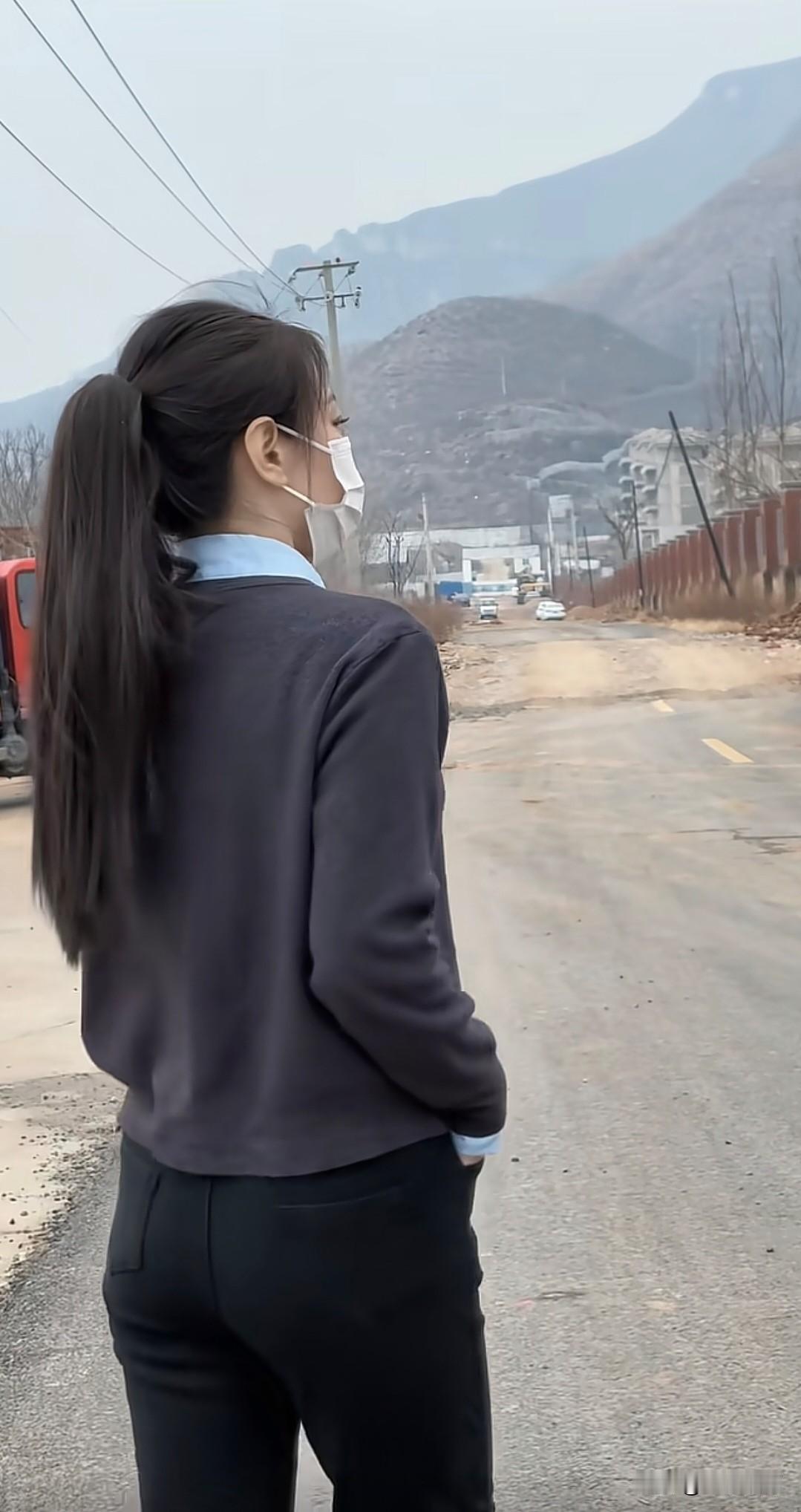 燕子不归春事晚，一汀烟雨杏花寒。