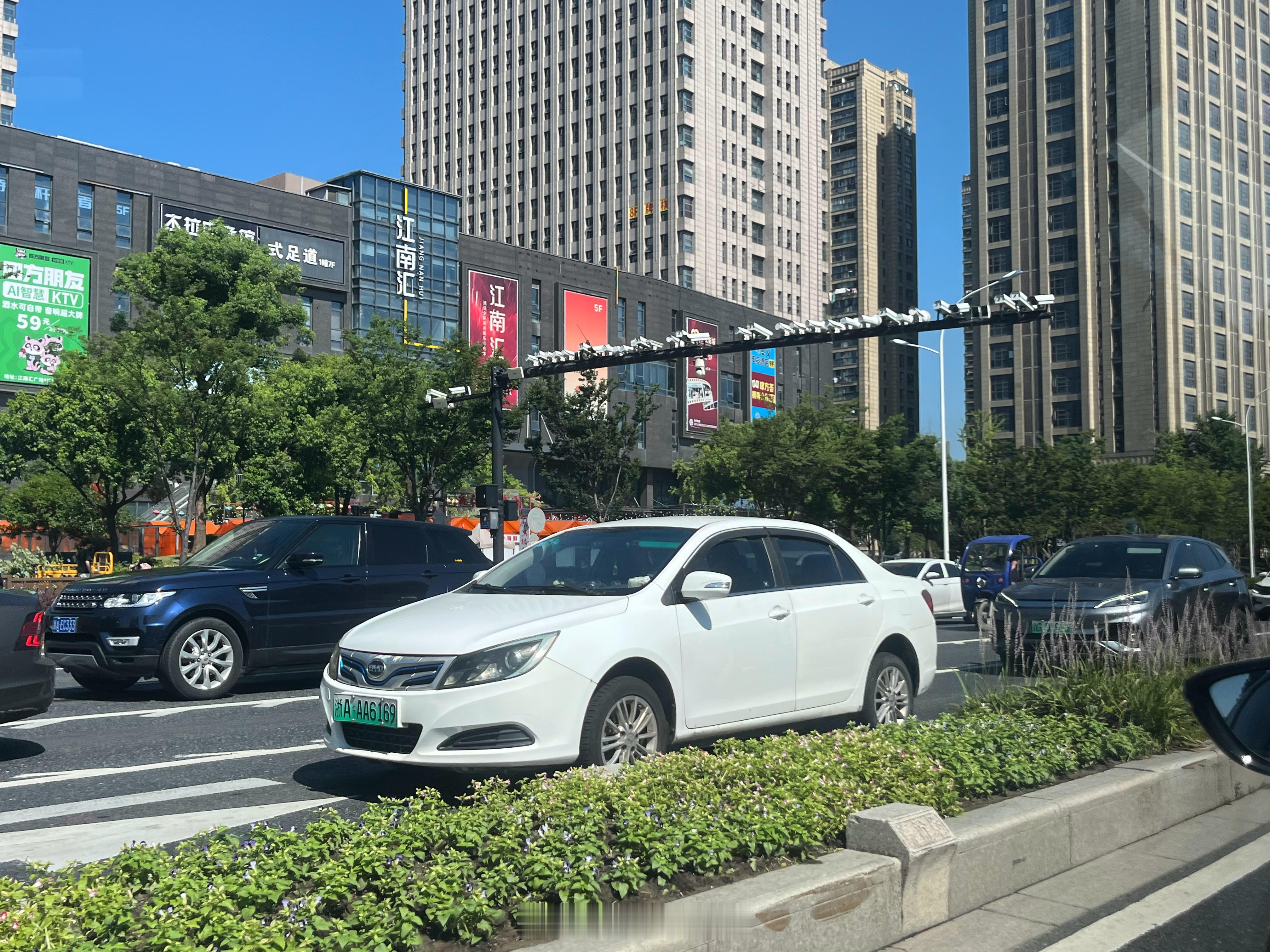 wow，在杭州看到这根杆几乎全是摄像头，太中国了[笑着哭][笑着哭][笑cr
