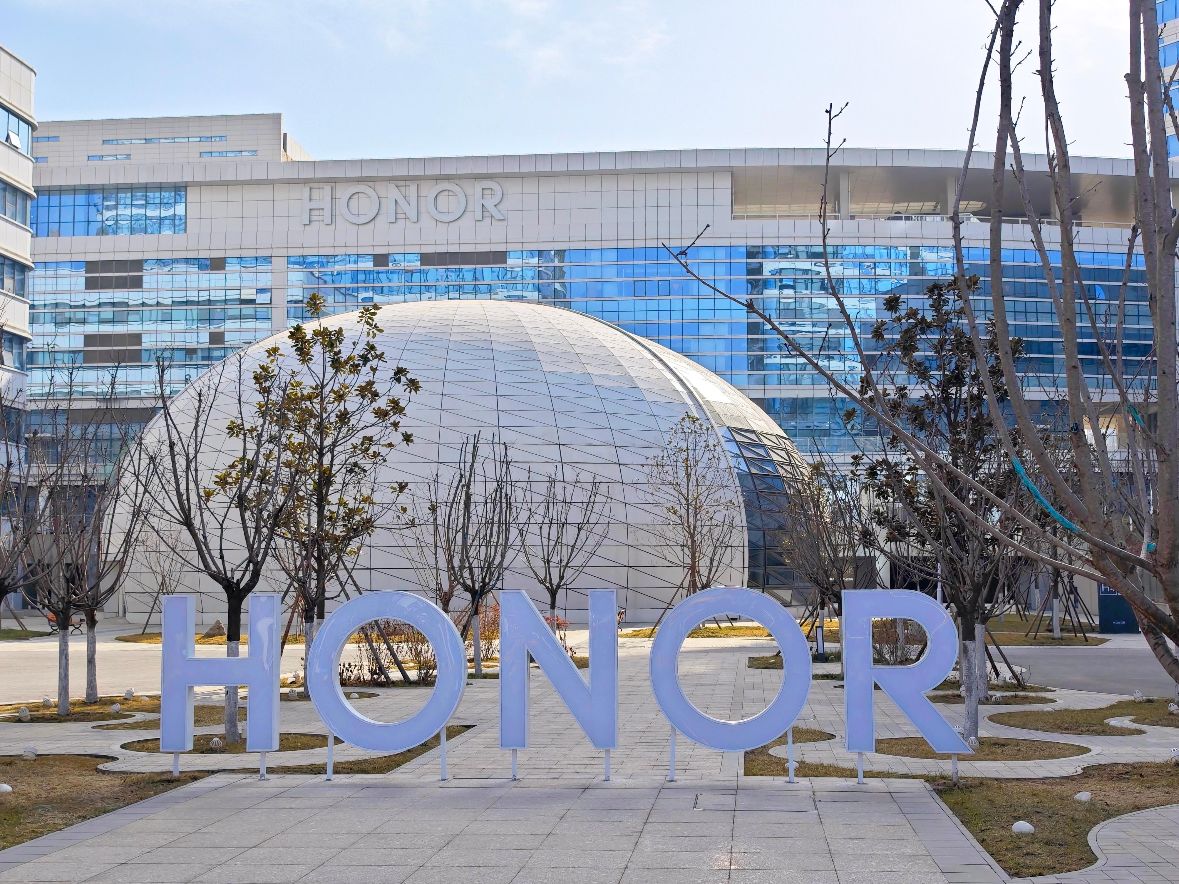 荣耀今年算是走上正轨了，自身优势的地方持续加强；友商好的设计速度看齐，主打听劝。