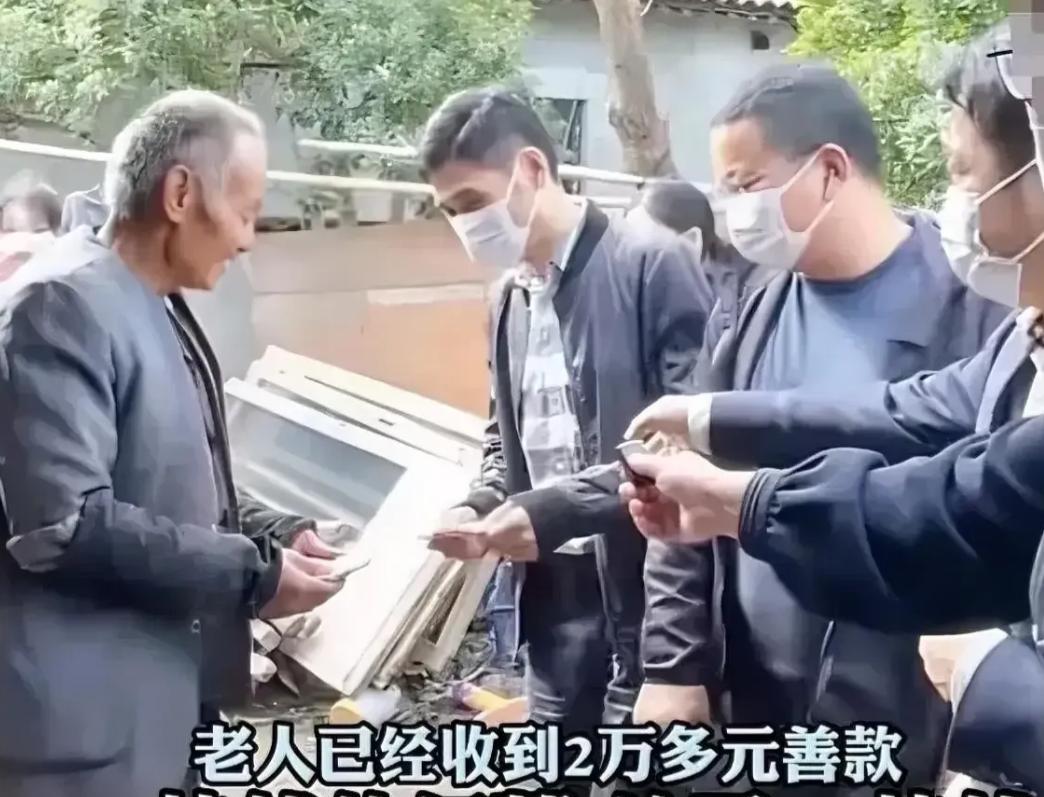 🐰2022年，浙江一位大爷因为在街边卖红薯被罚，在去交罚款的时候，他苦苦哀