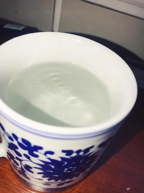 分享3个超简单的喝水燃脂法，细节拉满，新手一看就会！1. 晨起空腹喝温白开