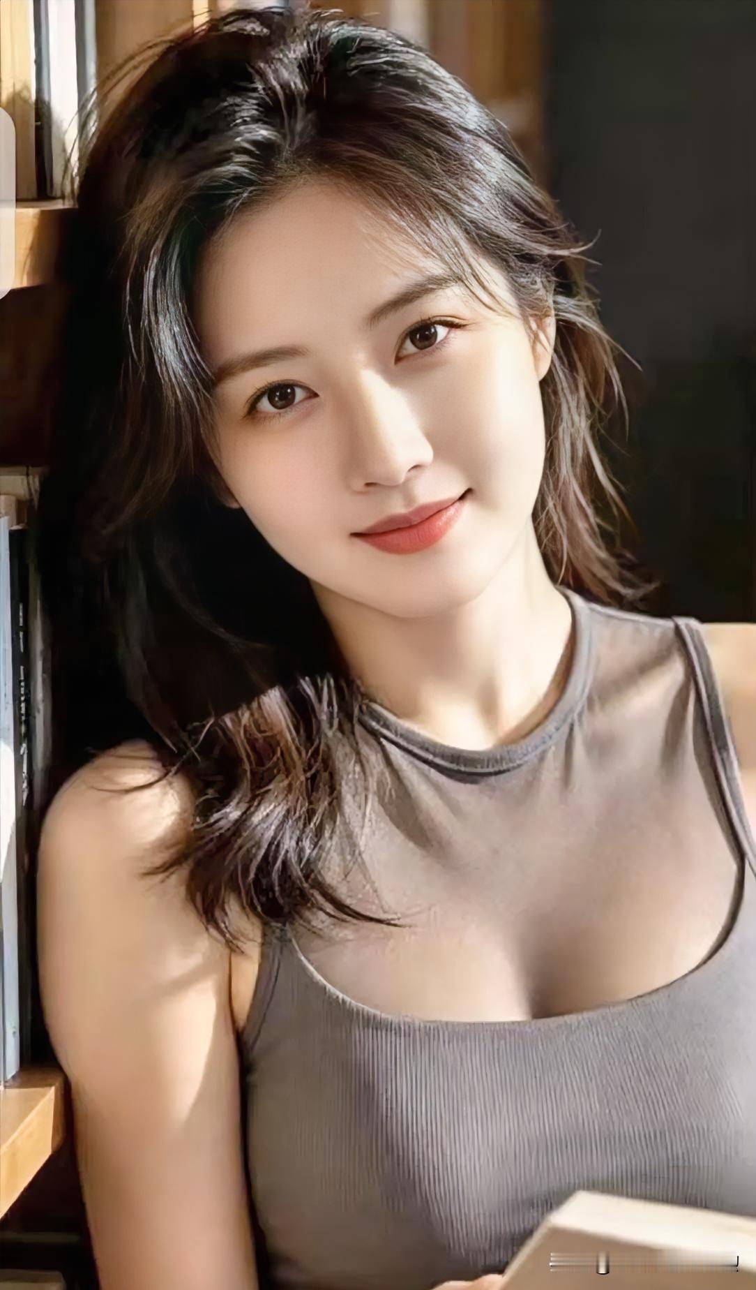 光吻书页静，墨发漾温柔。眸中藏星语，浅笑解闲愁。【注释】*光吻书页：