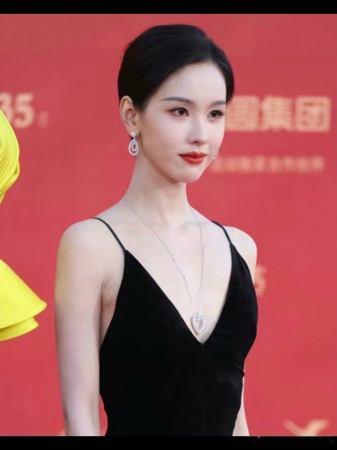她这套造型真的好有星味美爆了！