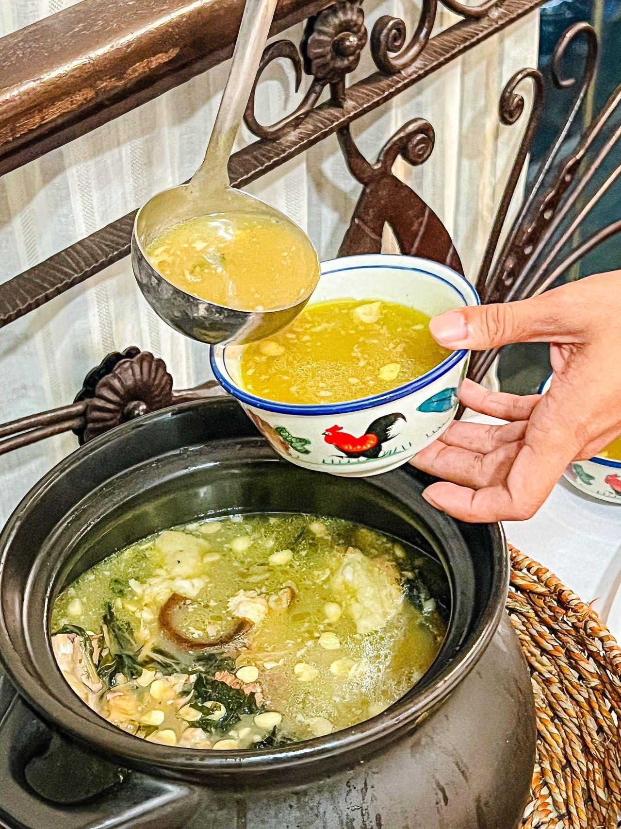 痛风患者能吃不能吃的食品！痛风患者吃低嘌呤食物、要控油控糖、多喝水、多蔬果。