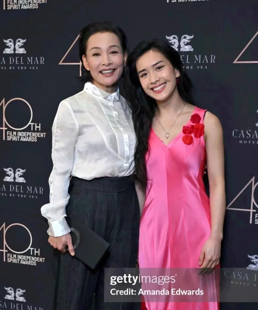陈冲的女儿好漂亮，超过妈妈了[玫瑰]