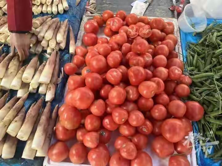 番茄炒蛋马上要成蛋炒西红柿了，我们炒菜一般都是便宜的炒贵的，现在很明显番茄已经贵