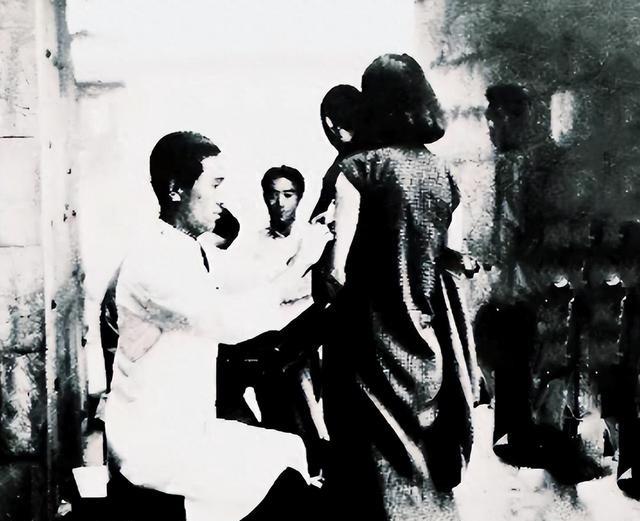 1940年，18岁的袁竹林惨遭日军凌辱，不久她怀孕了，日军得知消息之后，强迫她脱