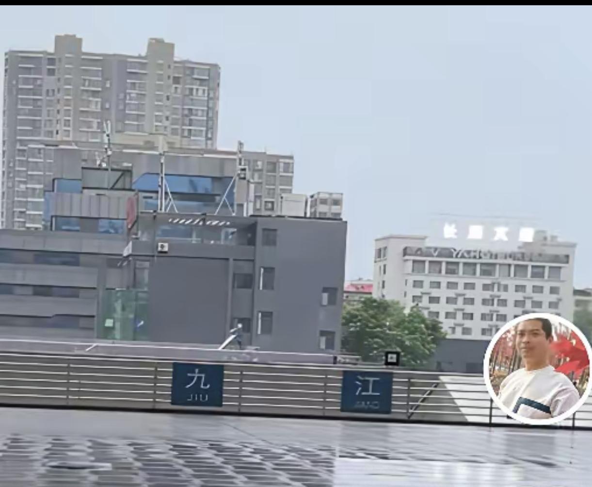 家人们姐姐们下午好啊：刚刚刷到姚家男儿发的新作品，一开始是在九江高铁站的站台上，