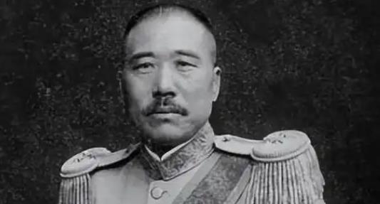 张宗昌想枪毙一个逃兵，写手令时“毙”字不会写，就想改成打200军棍。但棍字也不好